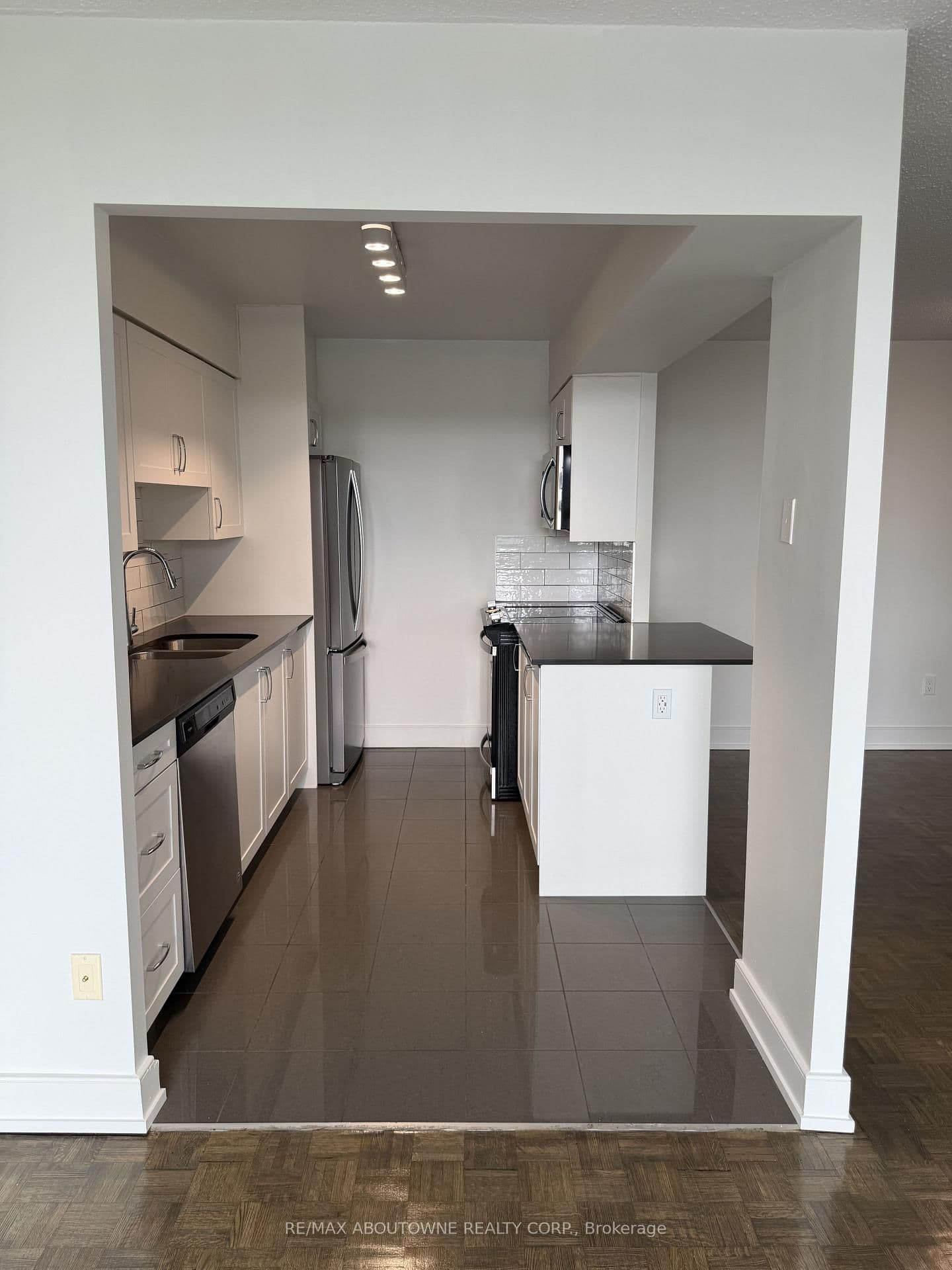 147 Wellington Street W, Unit 614 thumbnail 5