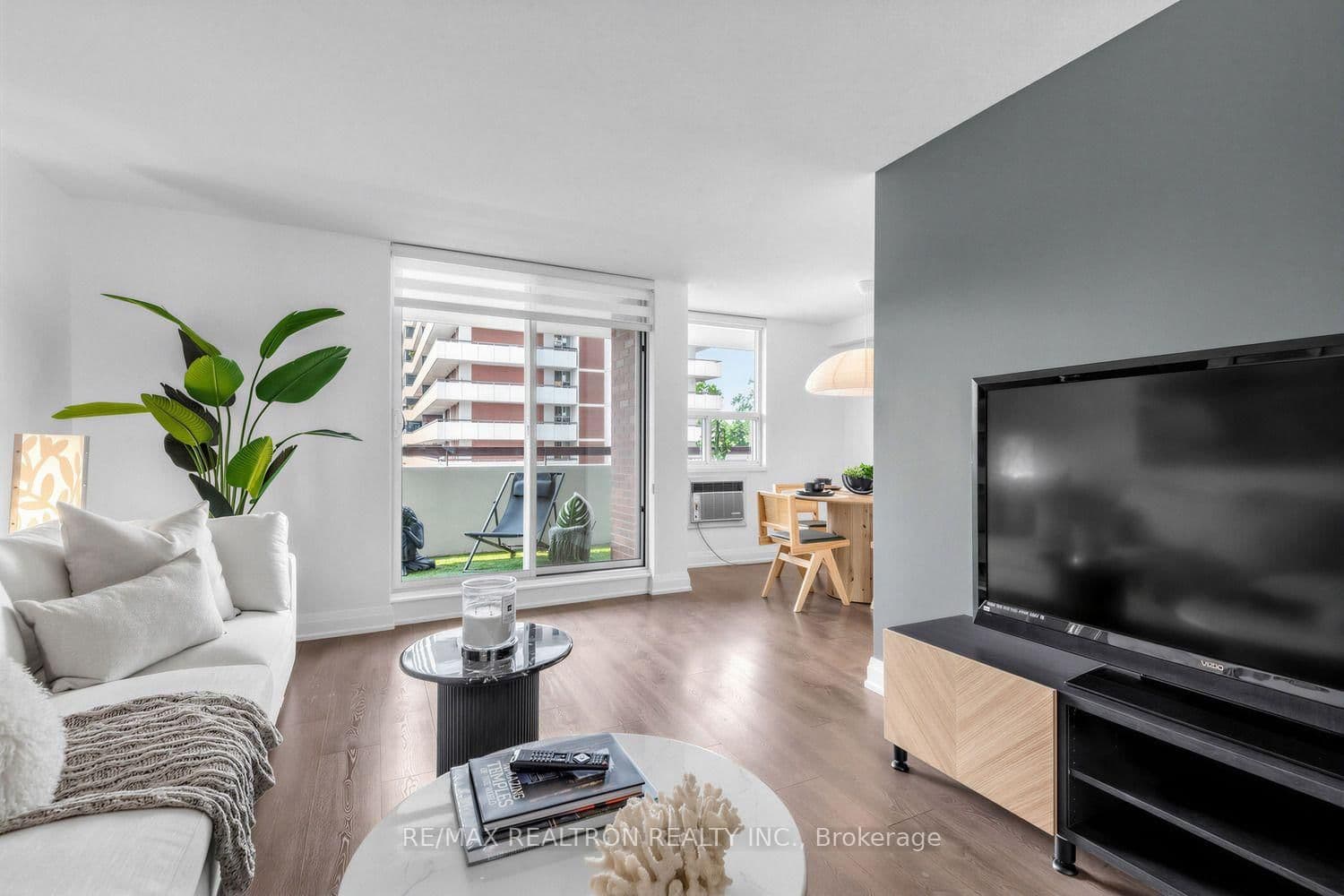 1 Royal Orchard Boulevard, Unit 211 thumbnail 4