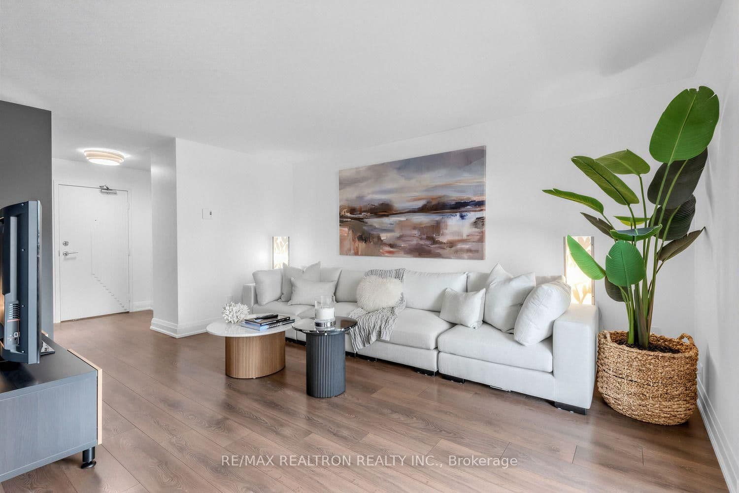 1 Royal Orchard Boulevard, Unit 211 thumbnail 5