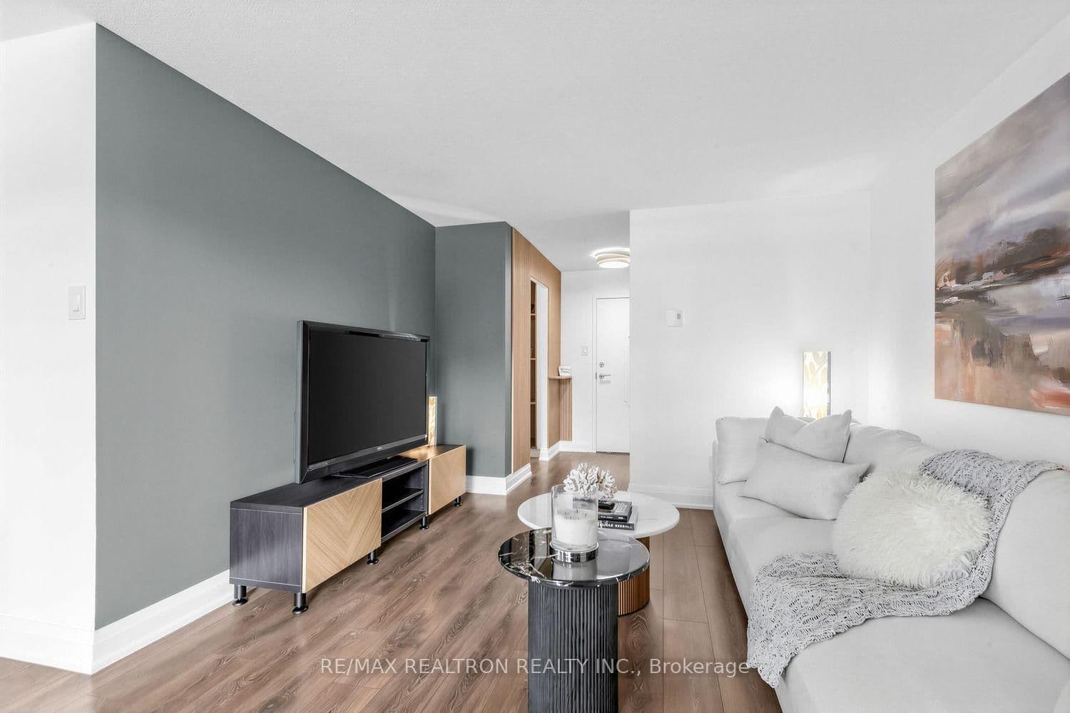 1 Royal Orchard Boulevard, Unit 211 thumbnail 7