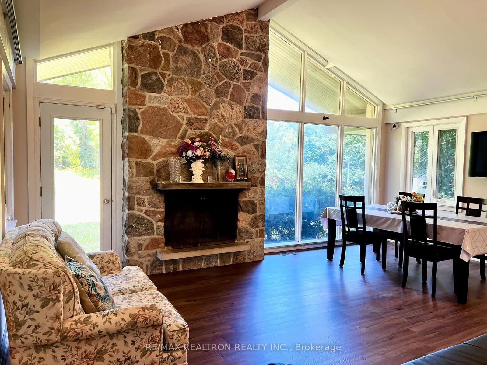9563 Warden Avenue thumbnail 6