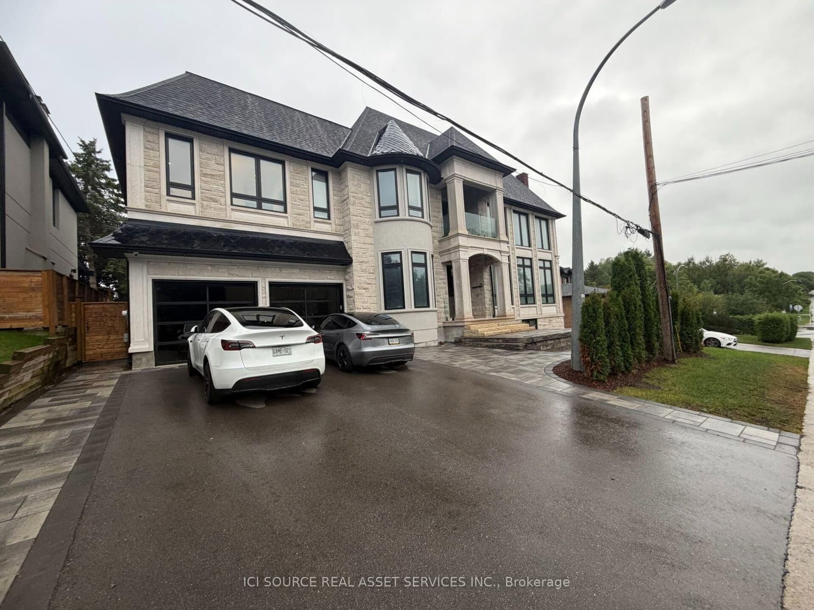 211 Kennedy Street W - Image 1