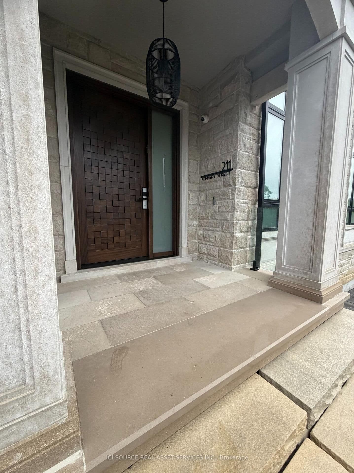 211 Kennedy Street W thumbnail 3