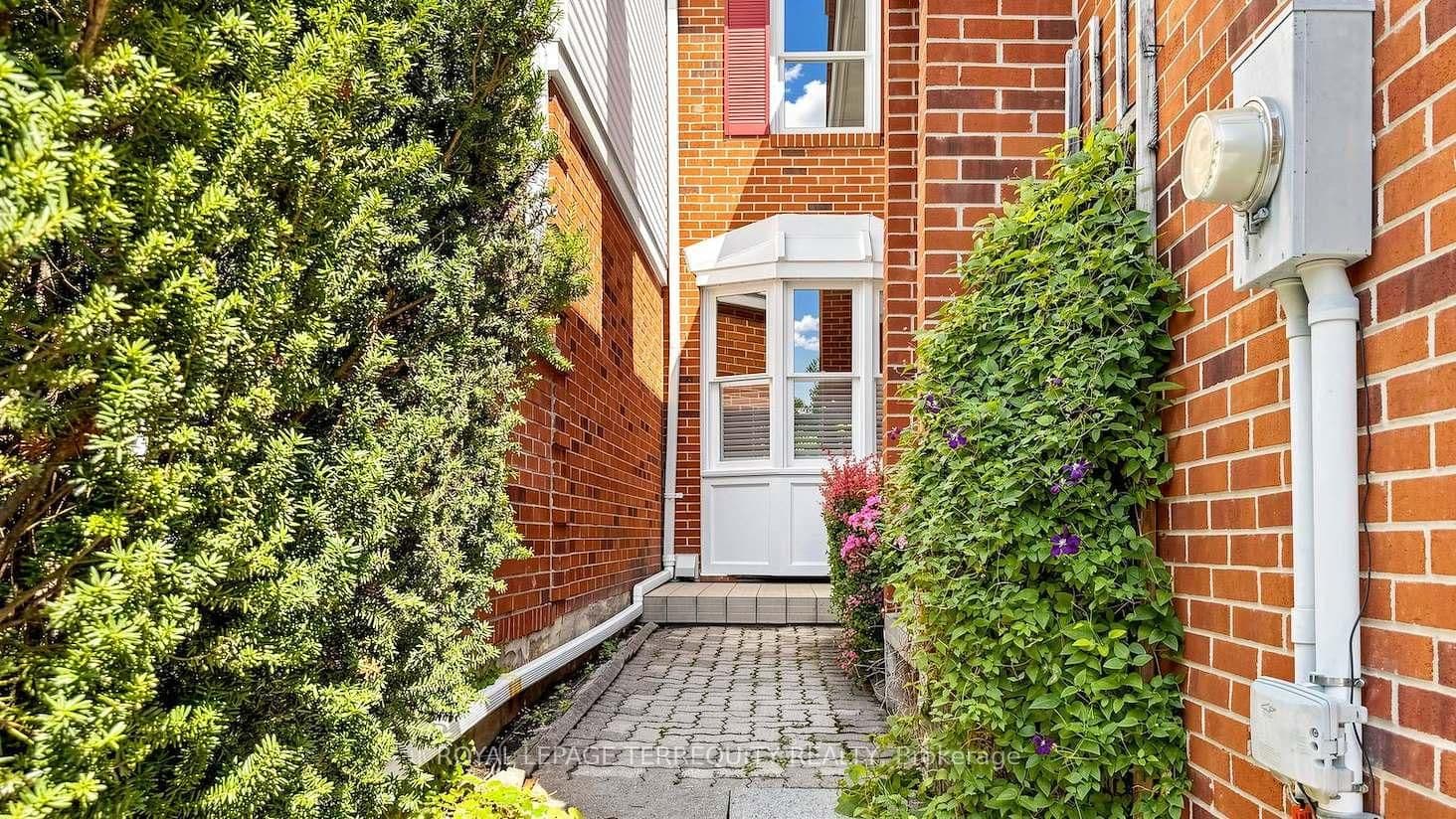 95 Confederation Way, Unit #64 thumbnail 3