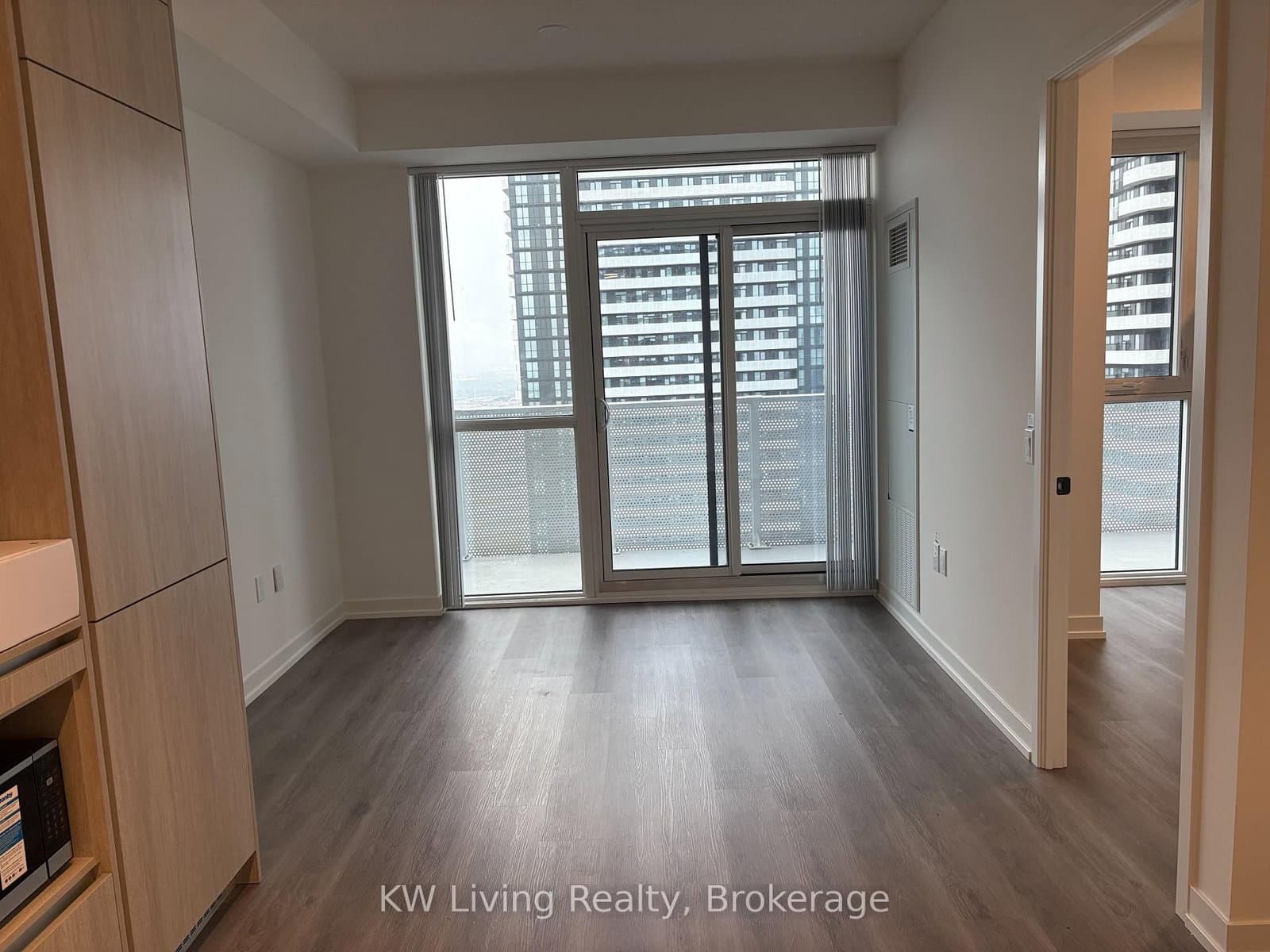 28 Interchange Way, Unit 3916 - Image 1