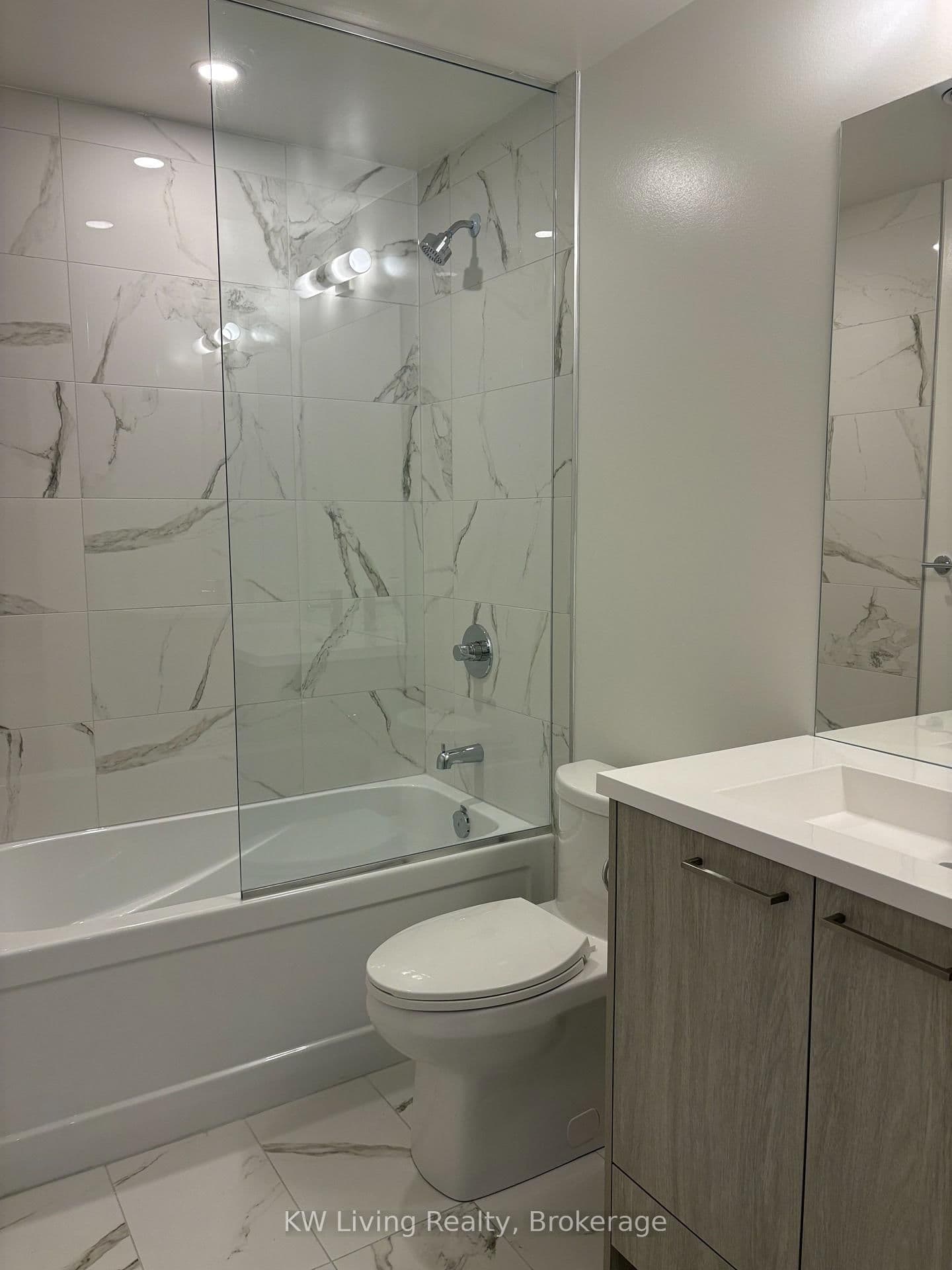 28 Interchange Way, Unit 3916 thumbnail 4
