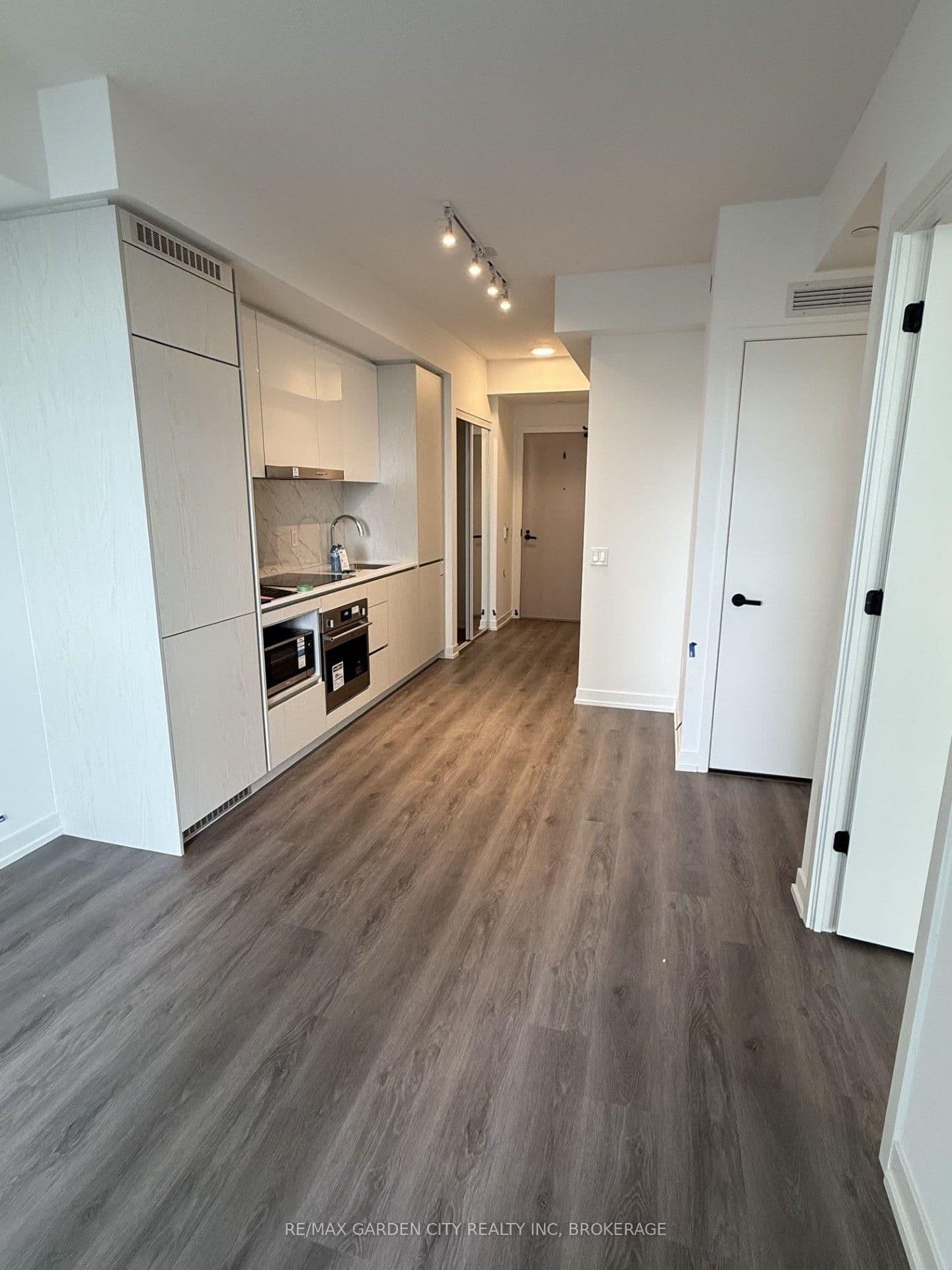 28 Interchange Way W, Unit 1701 thumbnail 3