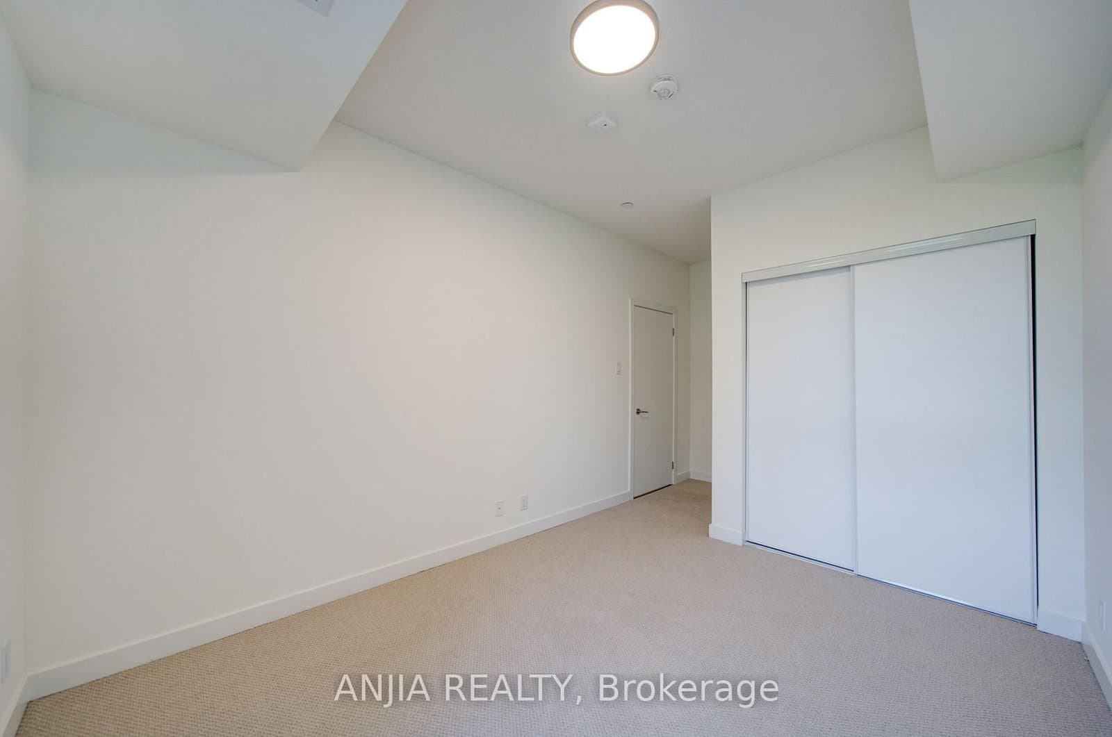 101 Cathedral High Street, Unit 303 thumbnail 25