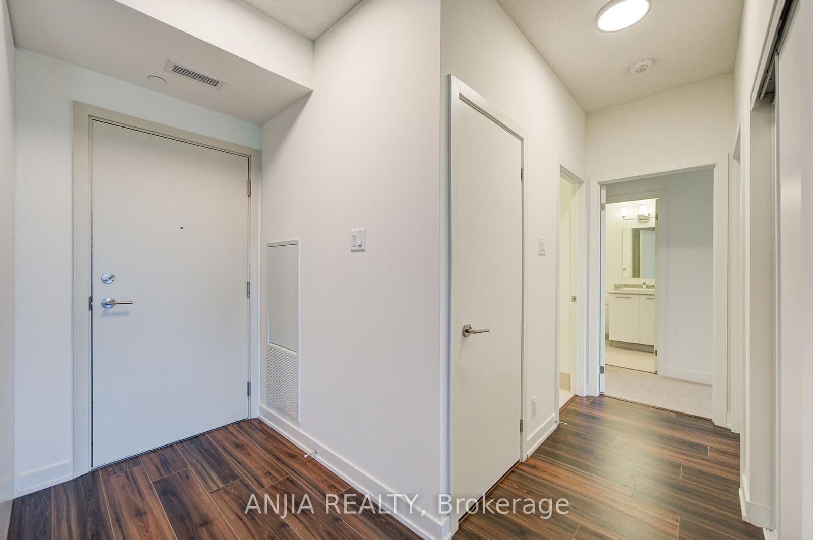 101 Cathedral High Street, Unit 303 thumbnail 5