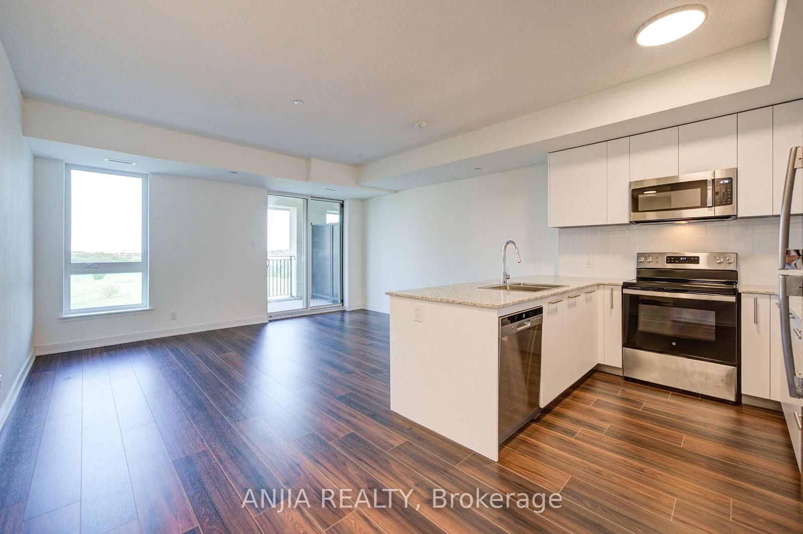 101 Cathedral High Street, Unit 303 thumbnail 6