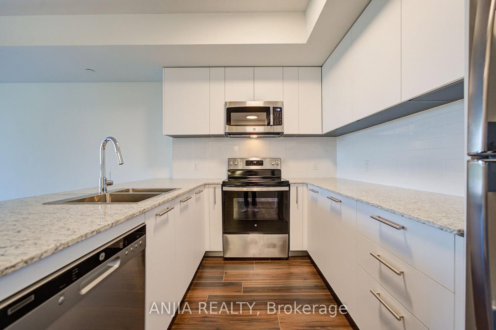 101 Cathedral High Street, Unit 303 thumbnail 8