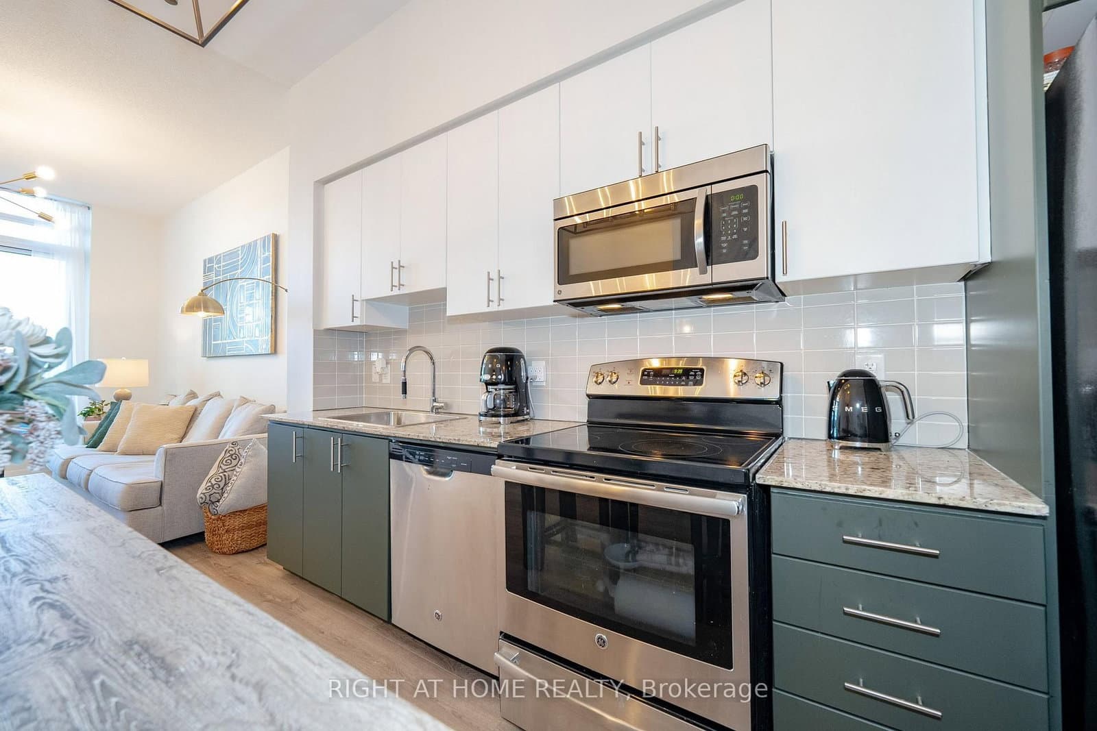 7171 Yonge Street, Unit 306 thumbnail 2