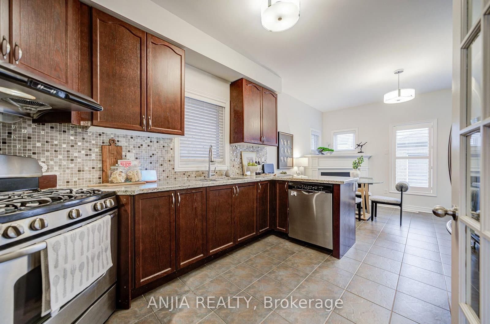 2406 Bur Oak Avenue thumbnail 12