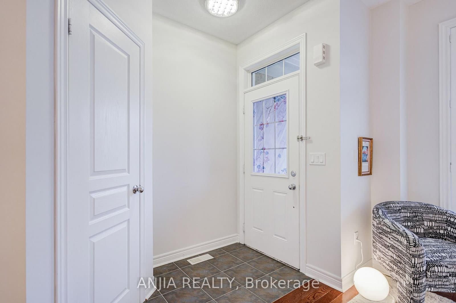 2406 Bur Oak Avenue thumbnail 3