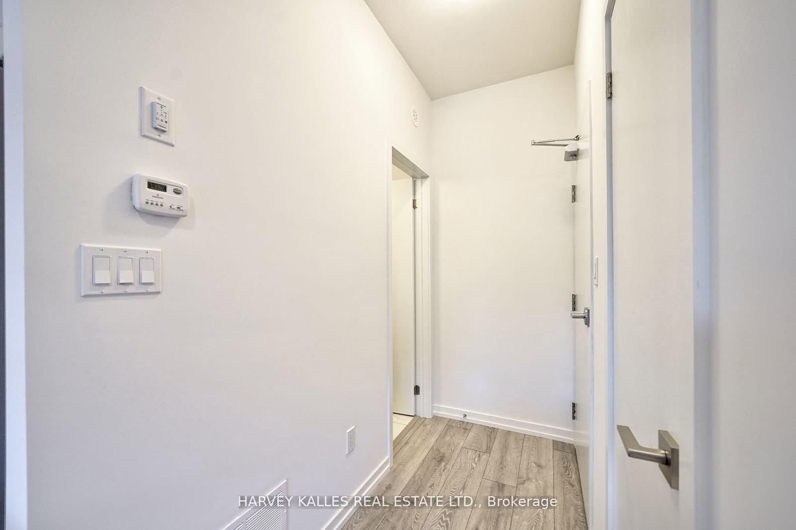 17 Lytham Green Circle, Unit 21 thumbnail 4