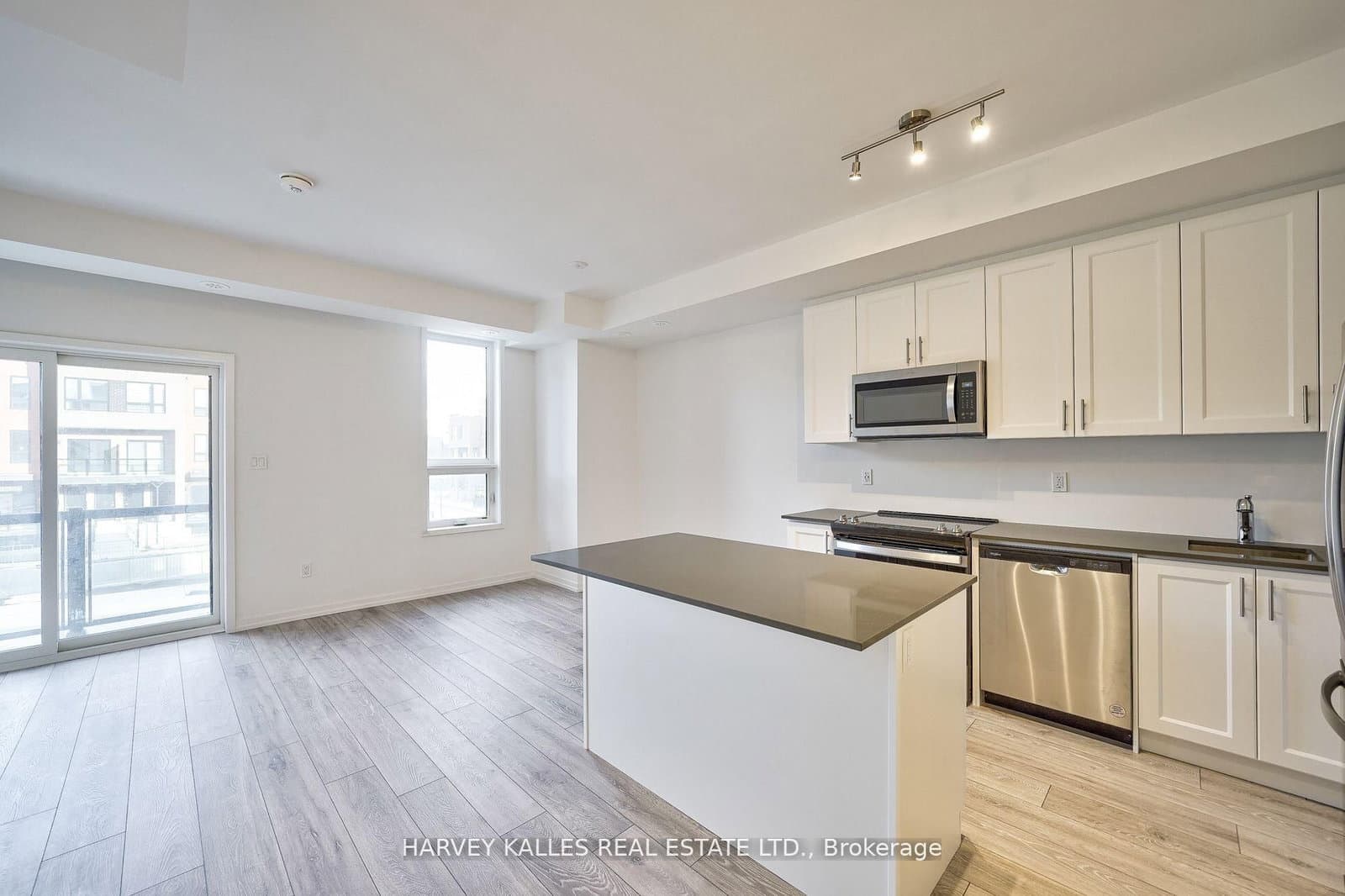 17 Lytham Green Circle, Unit 21 thumbnail 7