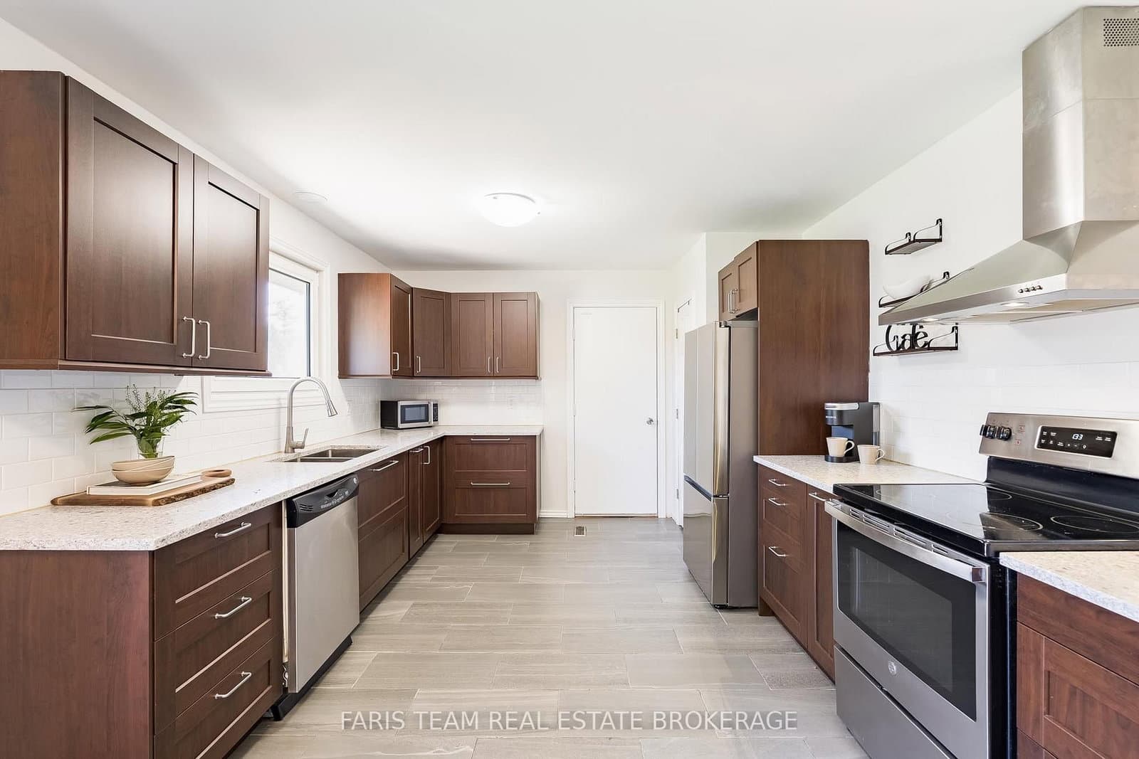 201 Parkside Crescent thumbnail 6