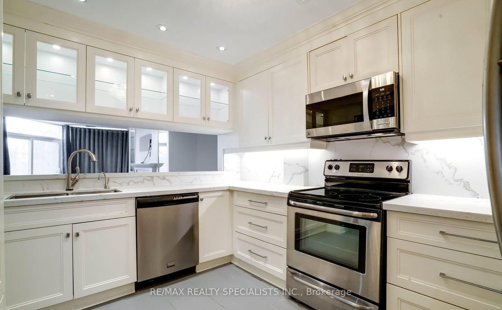 100 Arbors Lane, Unit TH5 thumbnail 2