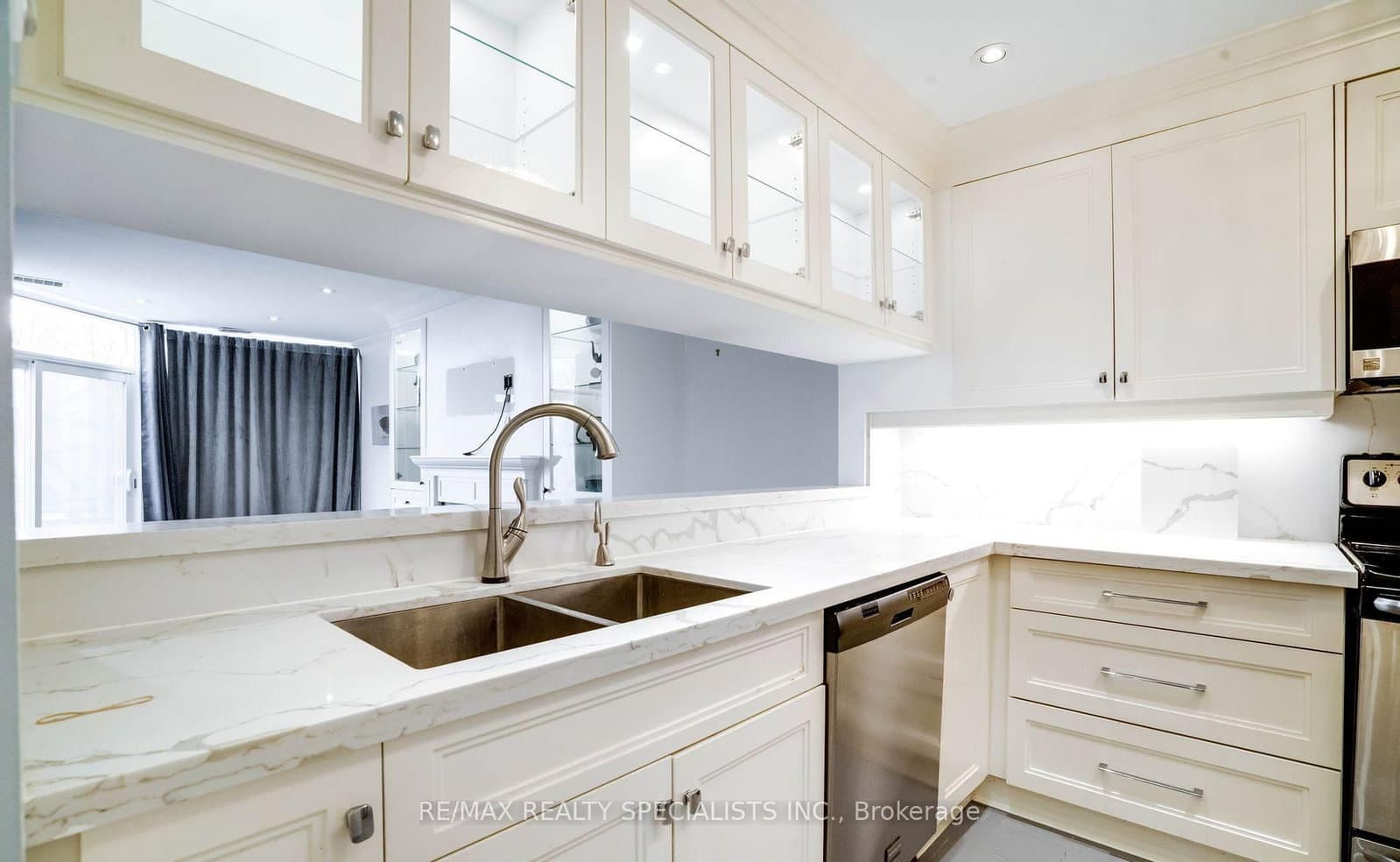 100 Arbors Lane, Unit TH5 thumbnail 3