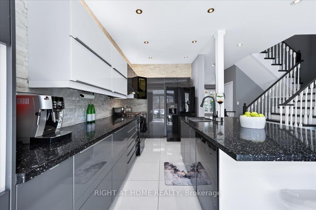 25 Longwood Avenue thumbnail 7