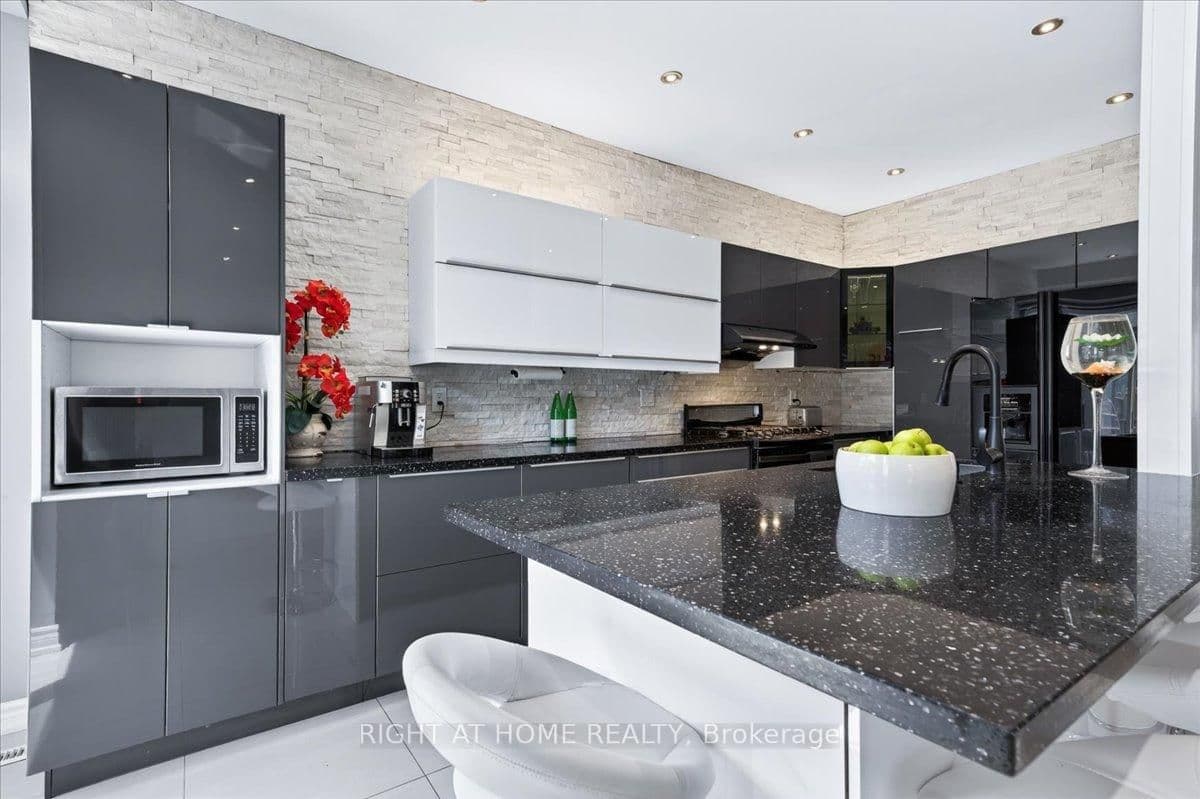 25 Longwood Avenue thumbnail 8