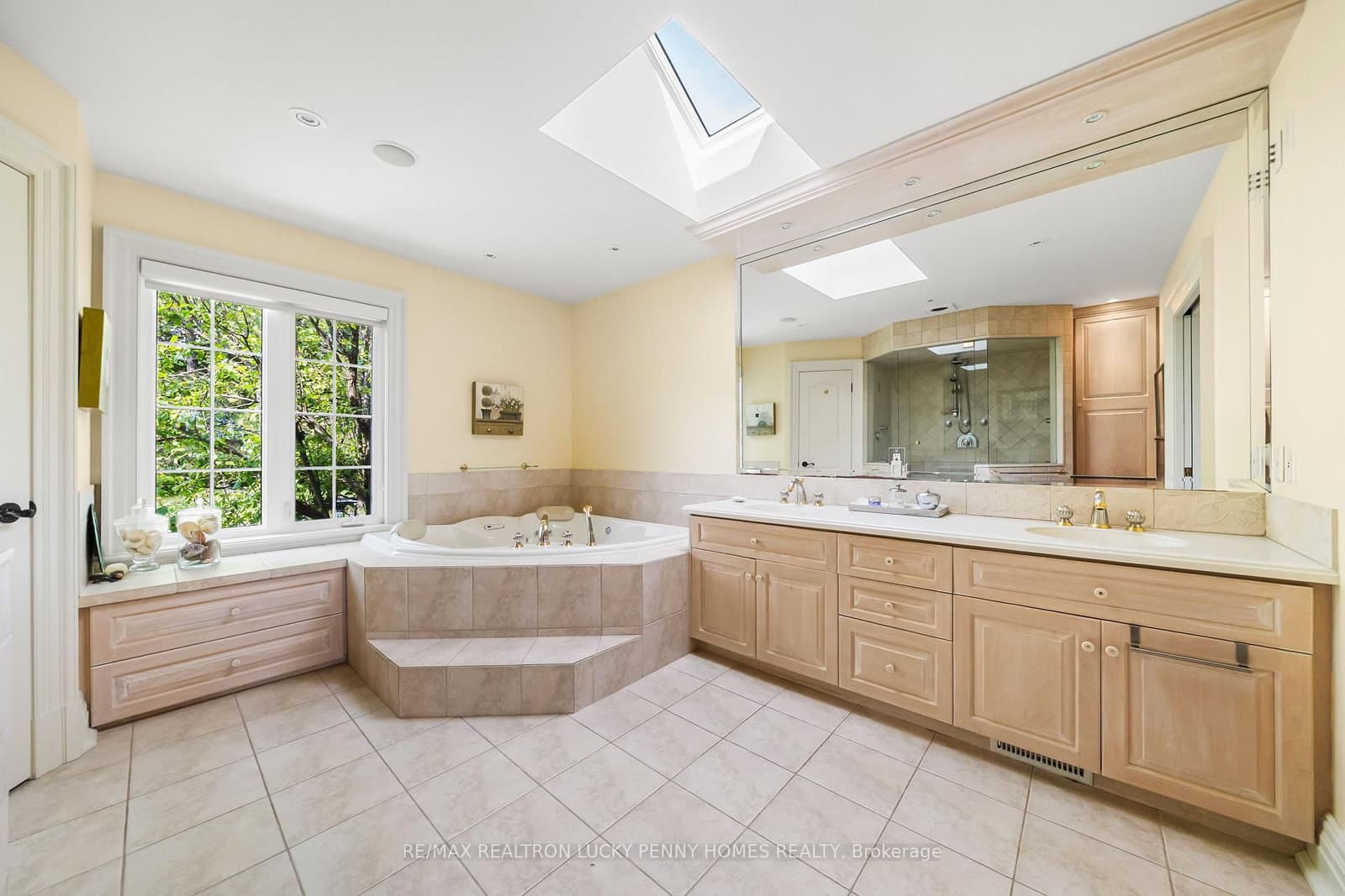 27 Glenridge Drive thumbnail 32