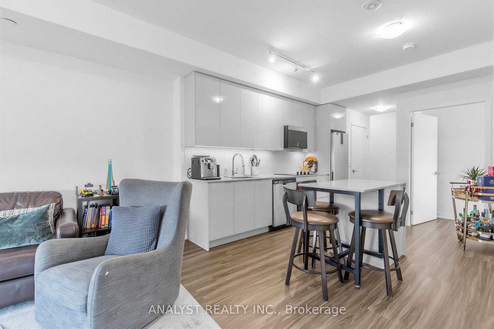 498 Caldari Road, Unit 522 thumbnail 9