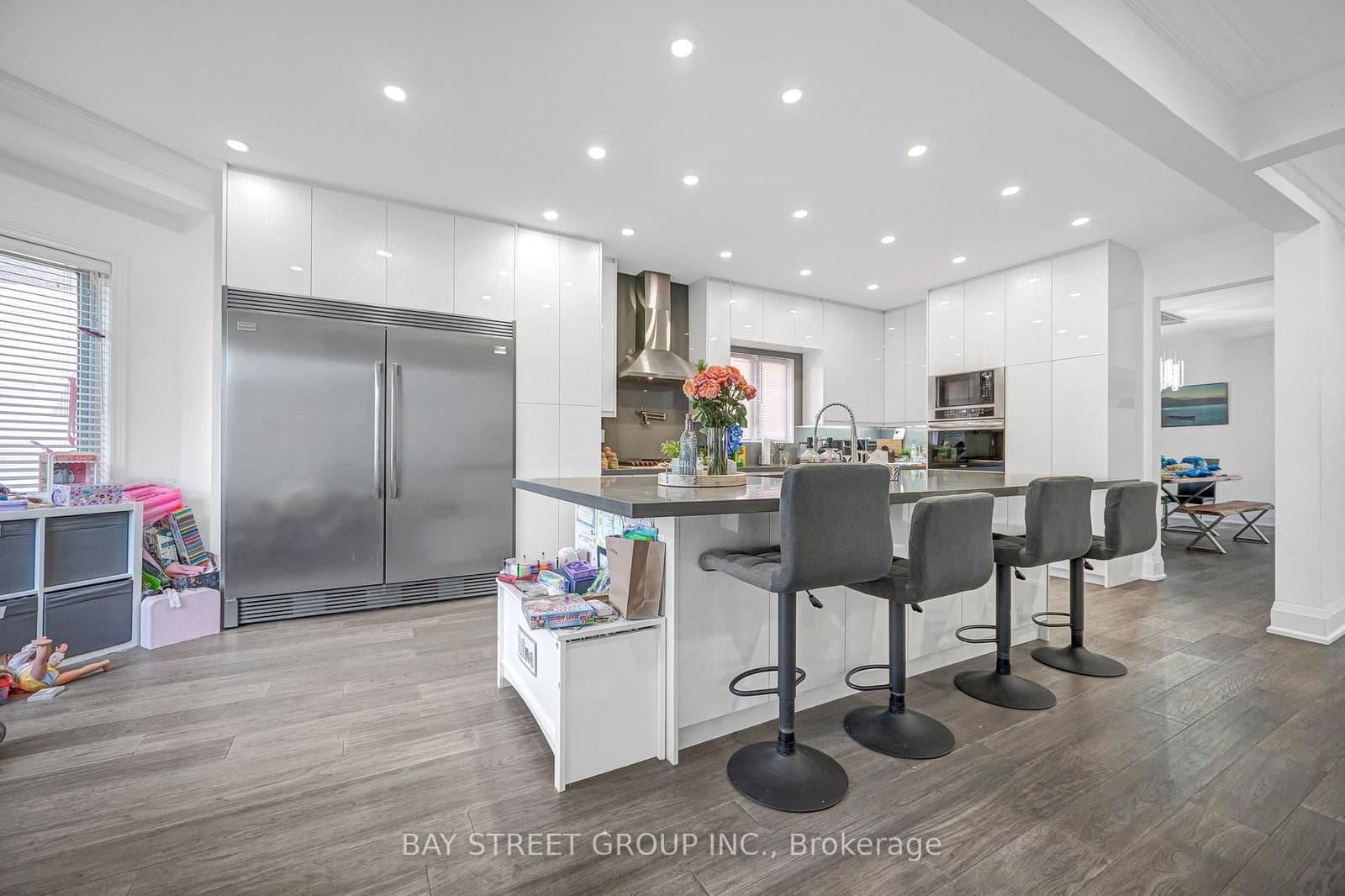 231 Shaftsbury Avenue N thumbnail 14