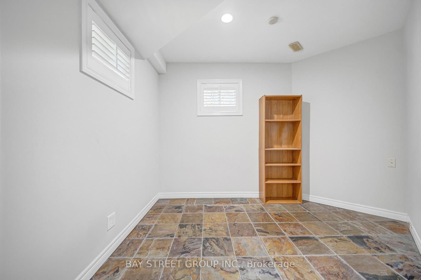 231 Shaftsbury Avenue N thumbnail 33
