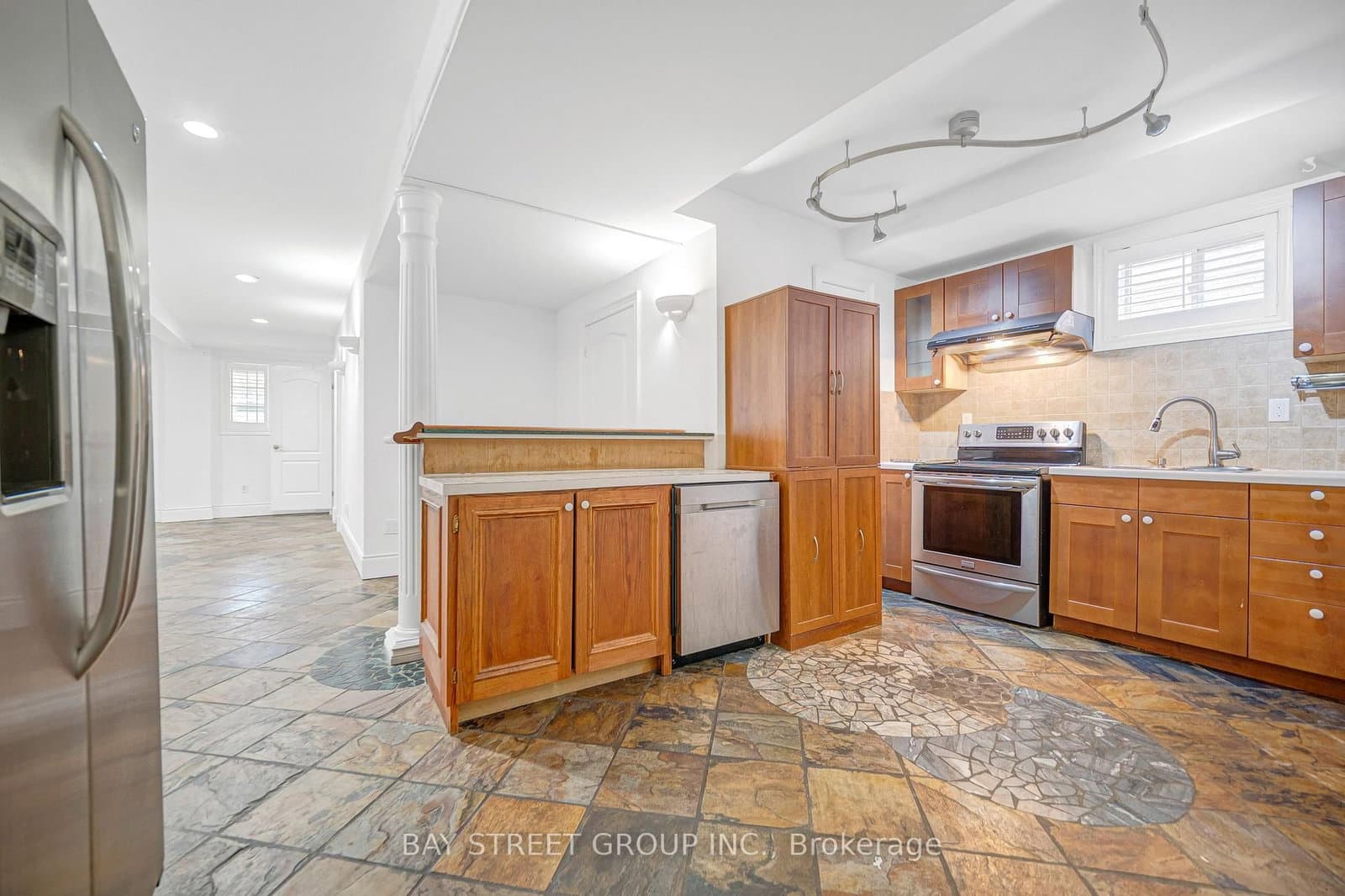 231 Shaftsbury Avenue N thumbnail 37