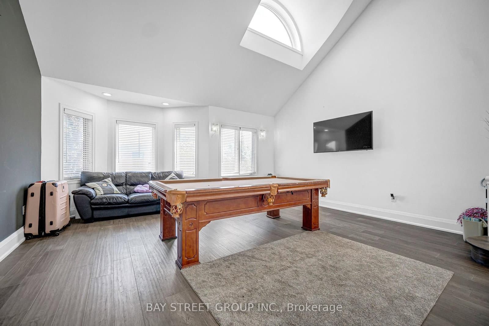 231 Shaftsbury Avenue N thumbnail 4
