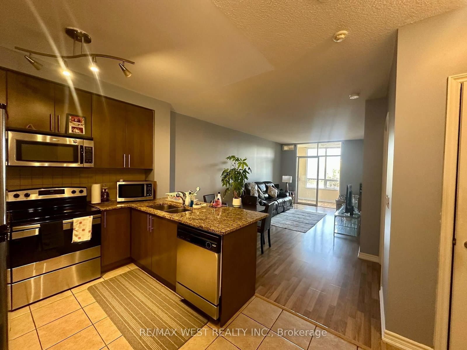 9235 Jane Street, Unit 302 thumbnail 2