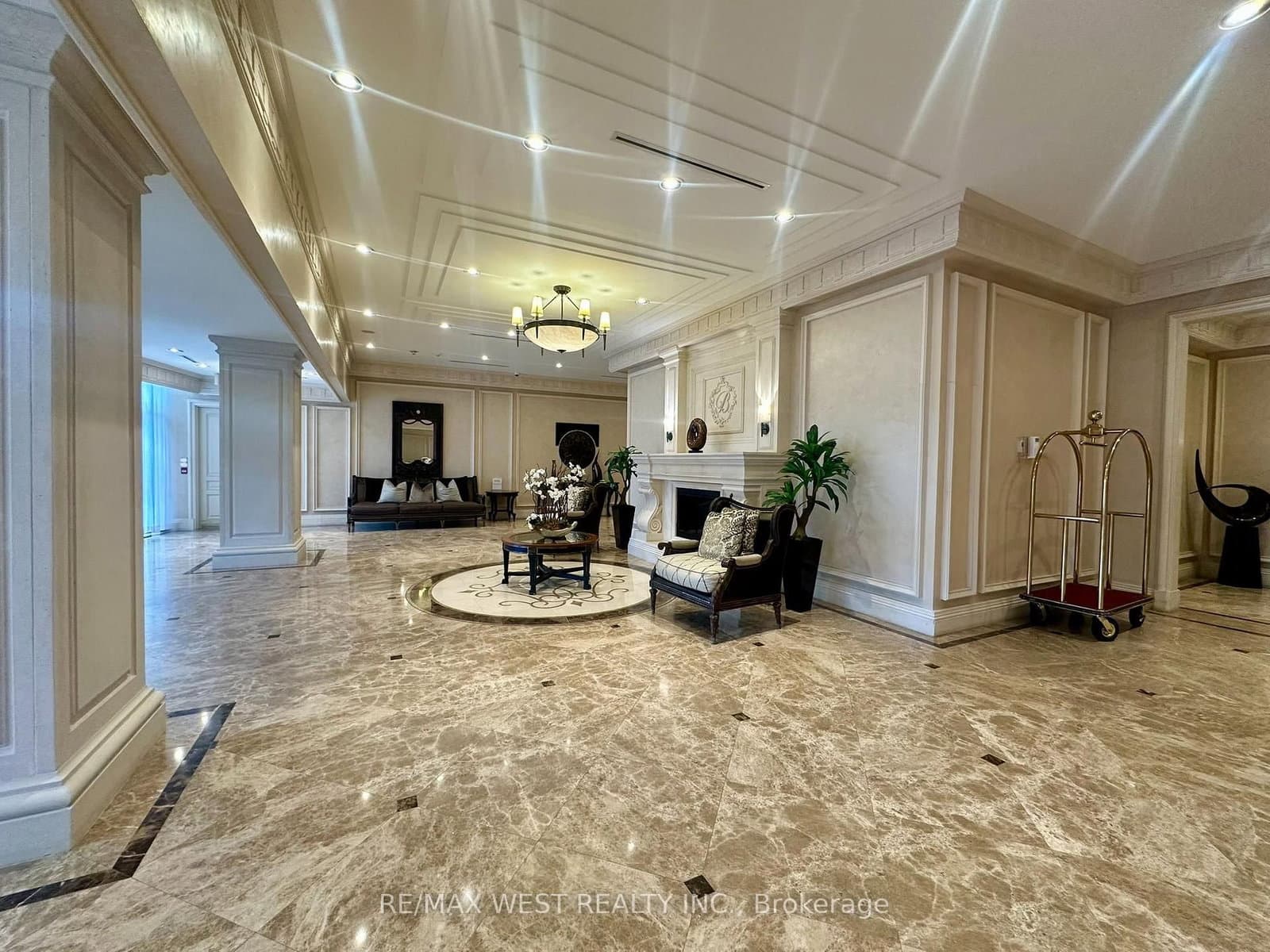 9235 Jane Street, Unit 302 thumbnail 9