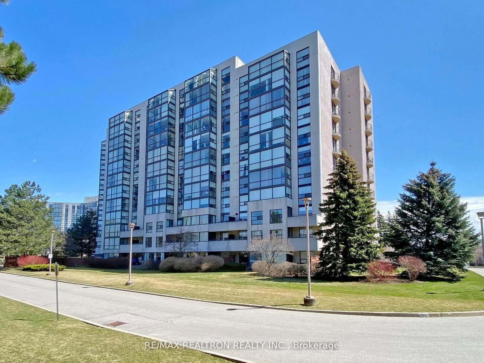 40 Harding Boulevard W, Unit 1015 thumbnail 2