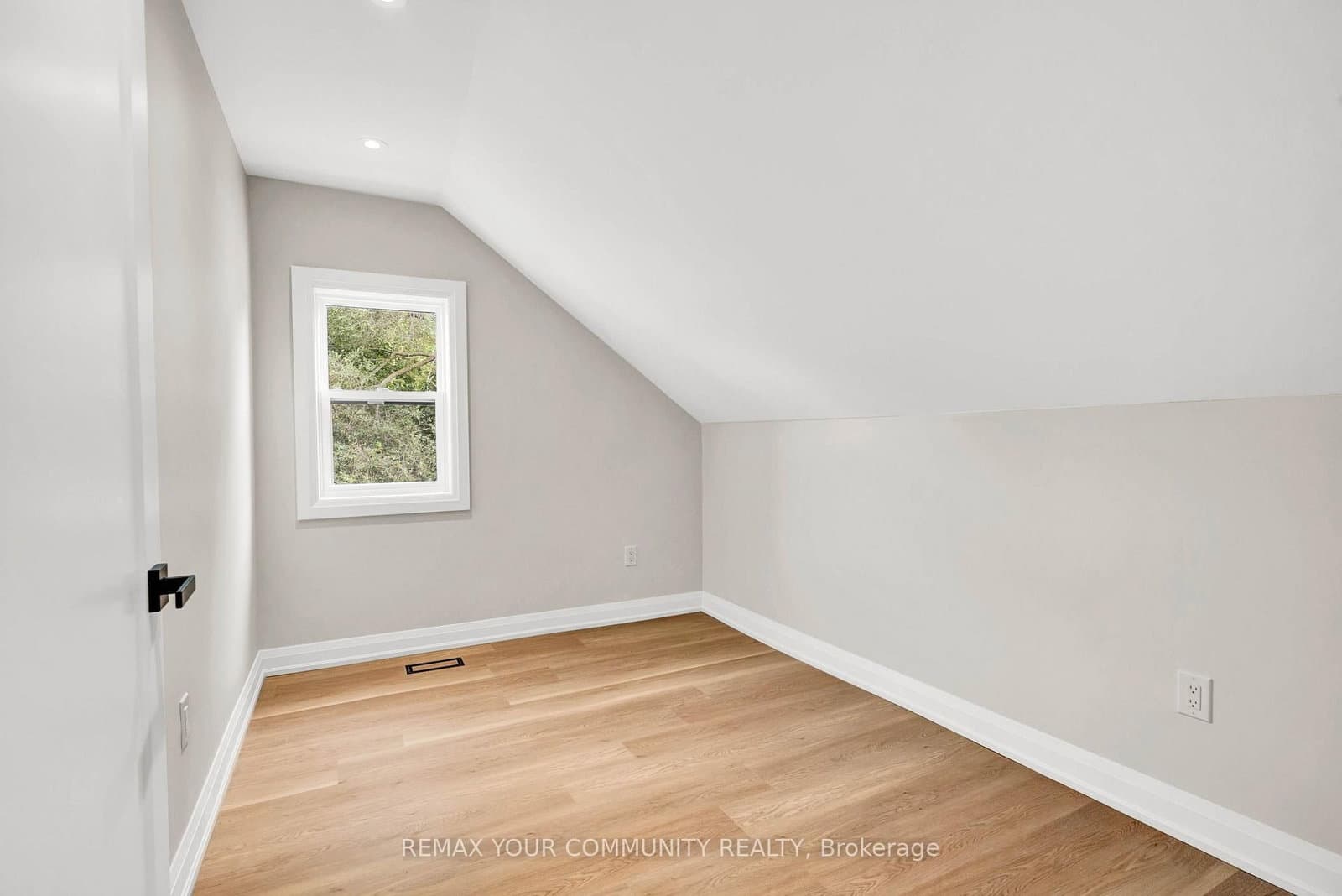 137 Clarence Street thumbnail 22