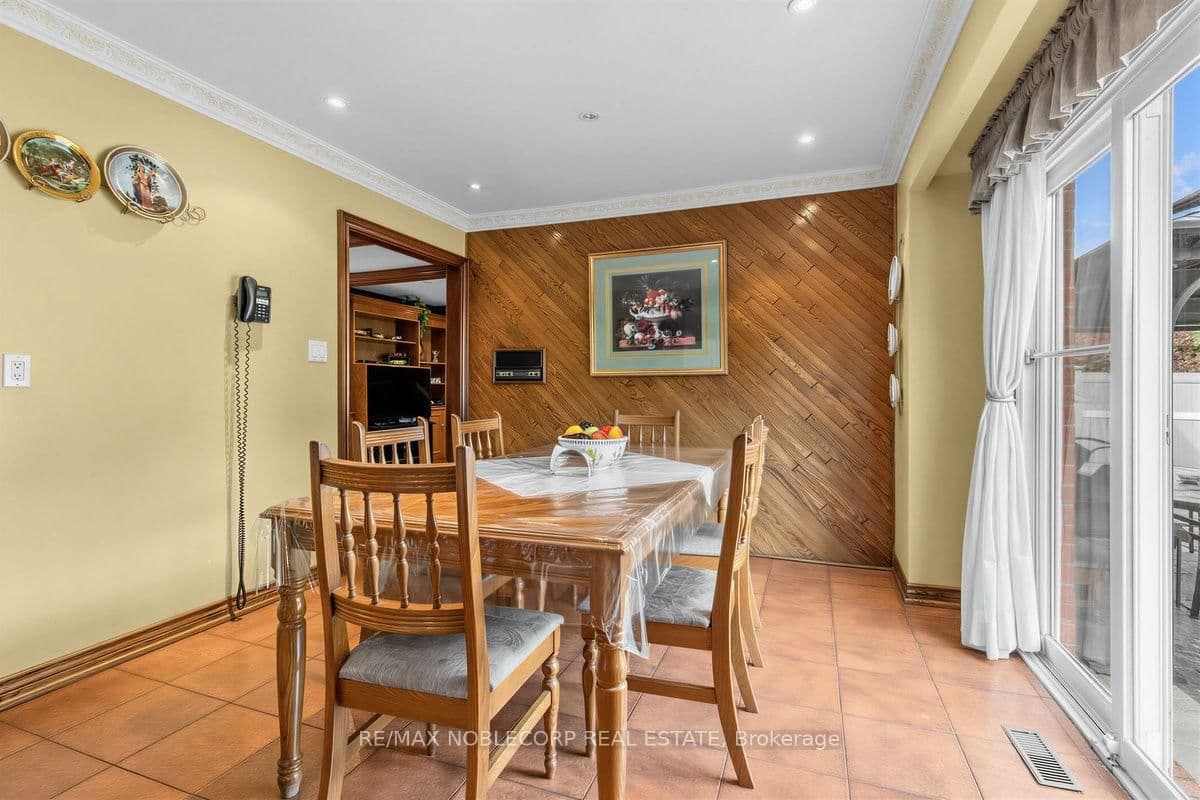256 Airdrie Drive thumbnail 17