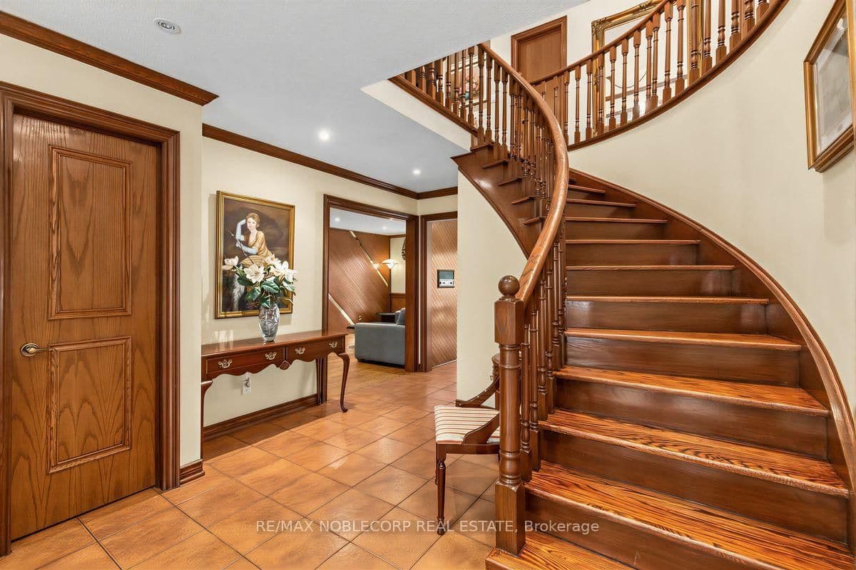 256 Airdrie Drive thumbnail 24