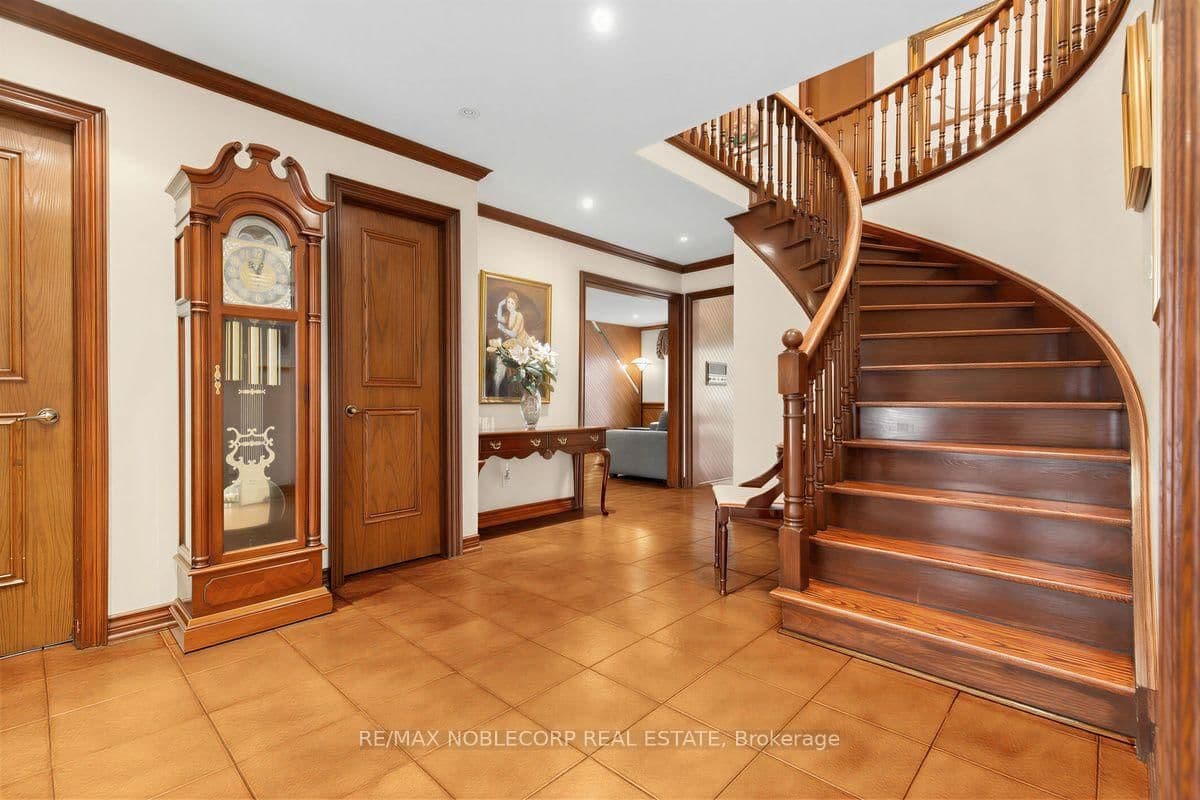 256 Airdrie Drive thumbnail 3