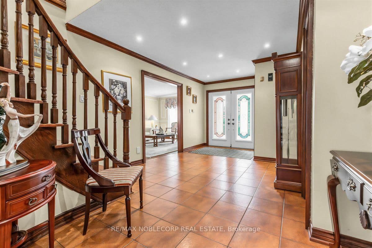 256 Airdrie Drive thumbnail 4