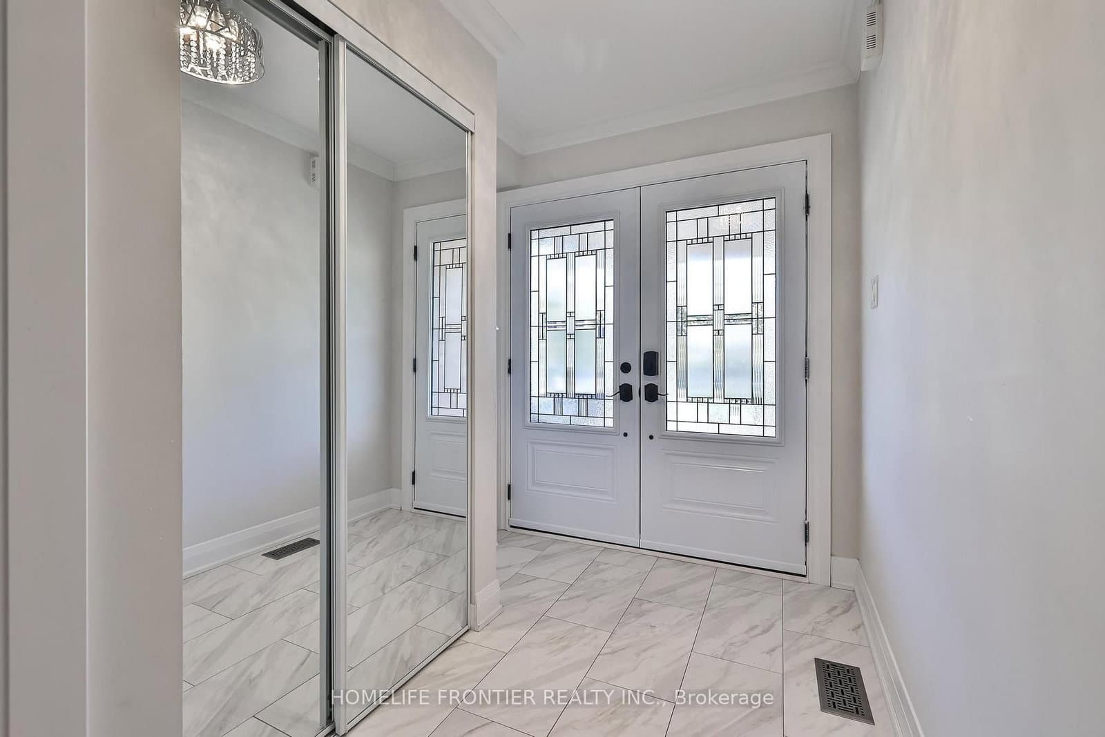 86 Venice Gate Drive thumbnail 4