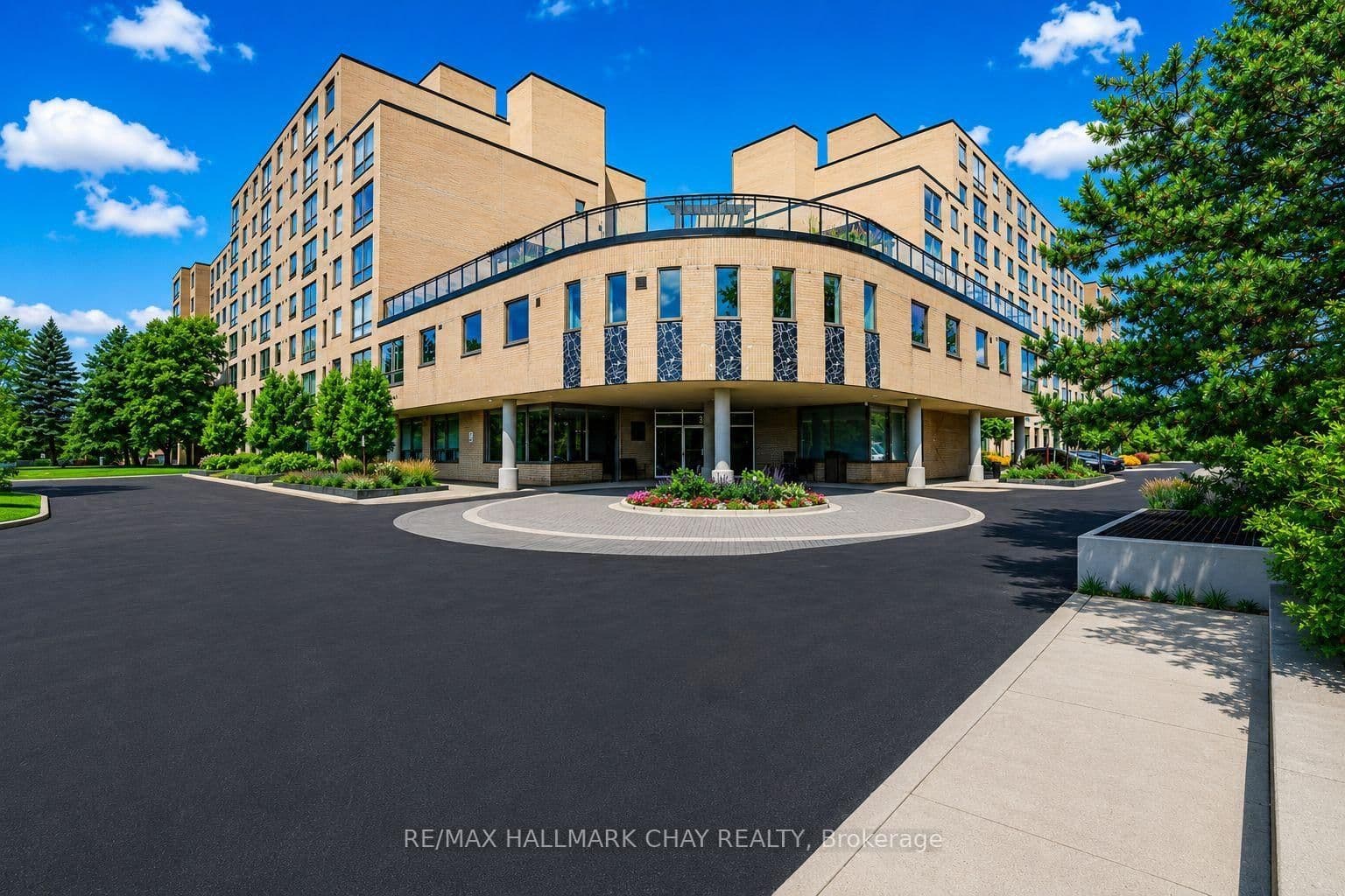 #705 - 326 Major Mackenzie Drive E