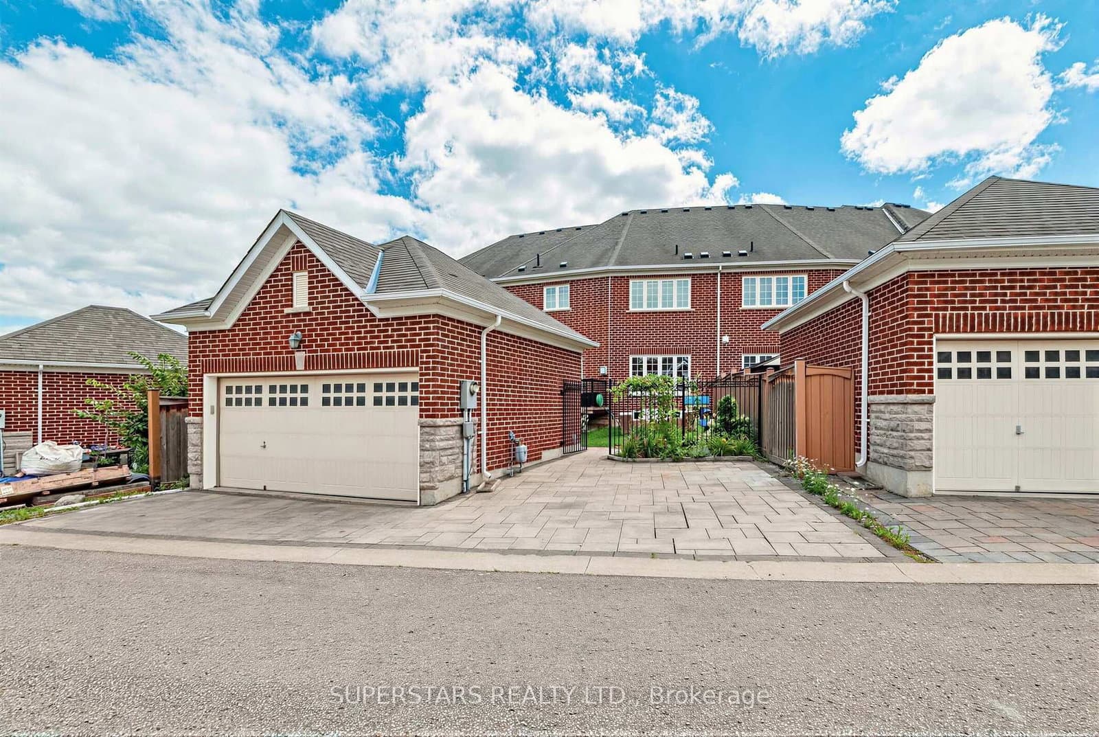 239 Angus Glen Boulevard thumbnail 2