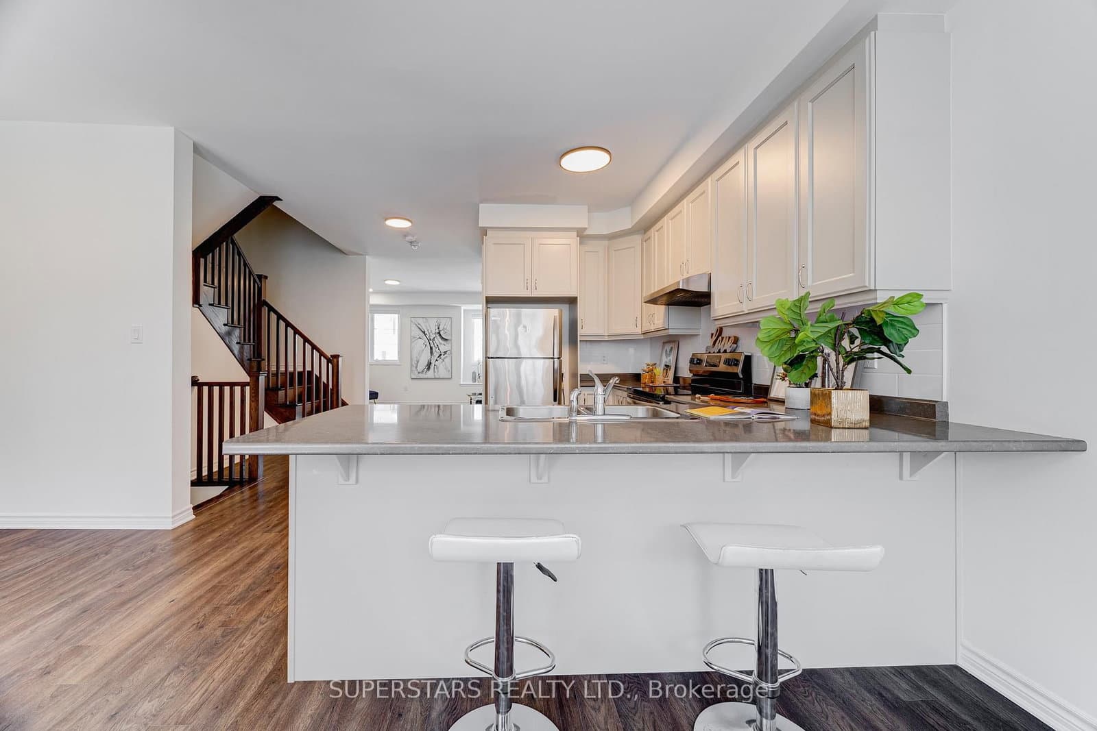 241 Rustle Woods Avenue thumbnail 10