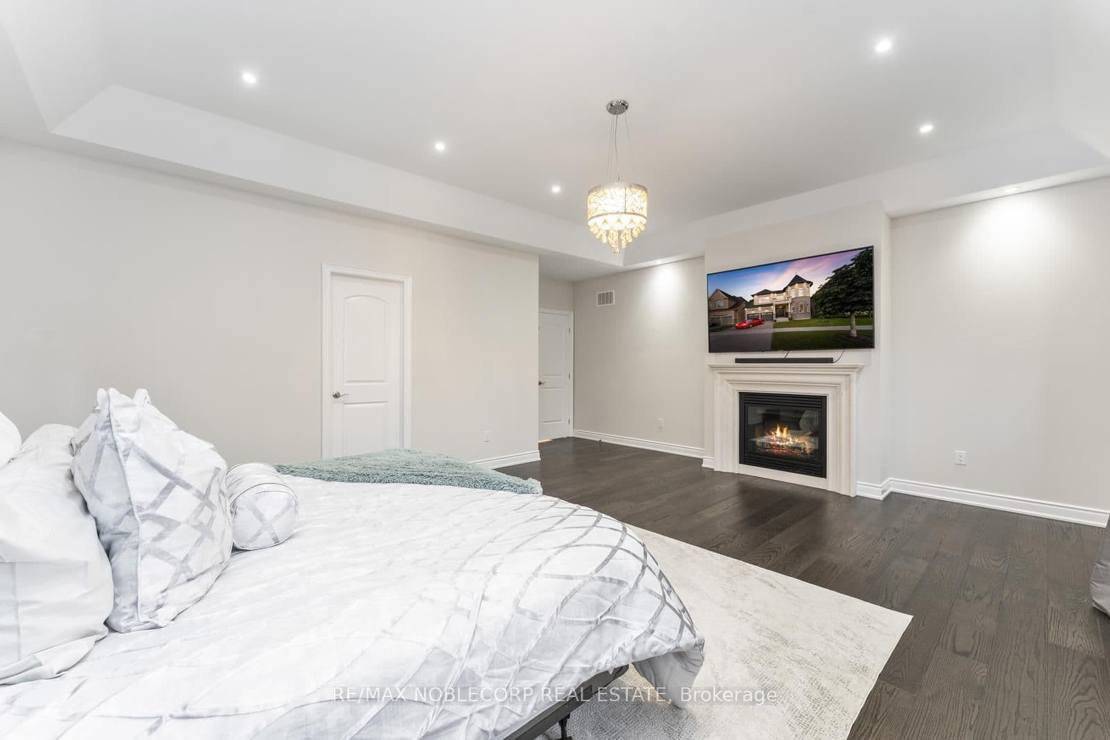 91 Woodgate Pines Drive thumbnail 22