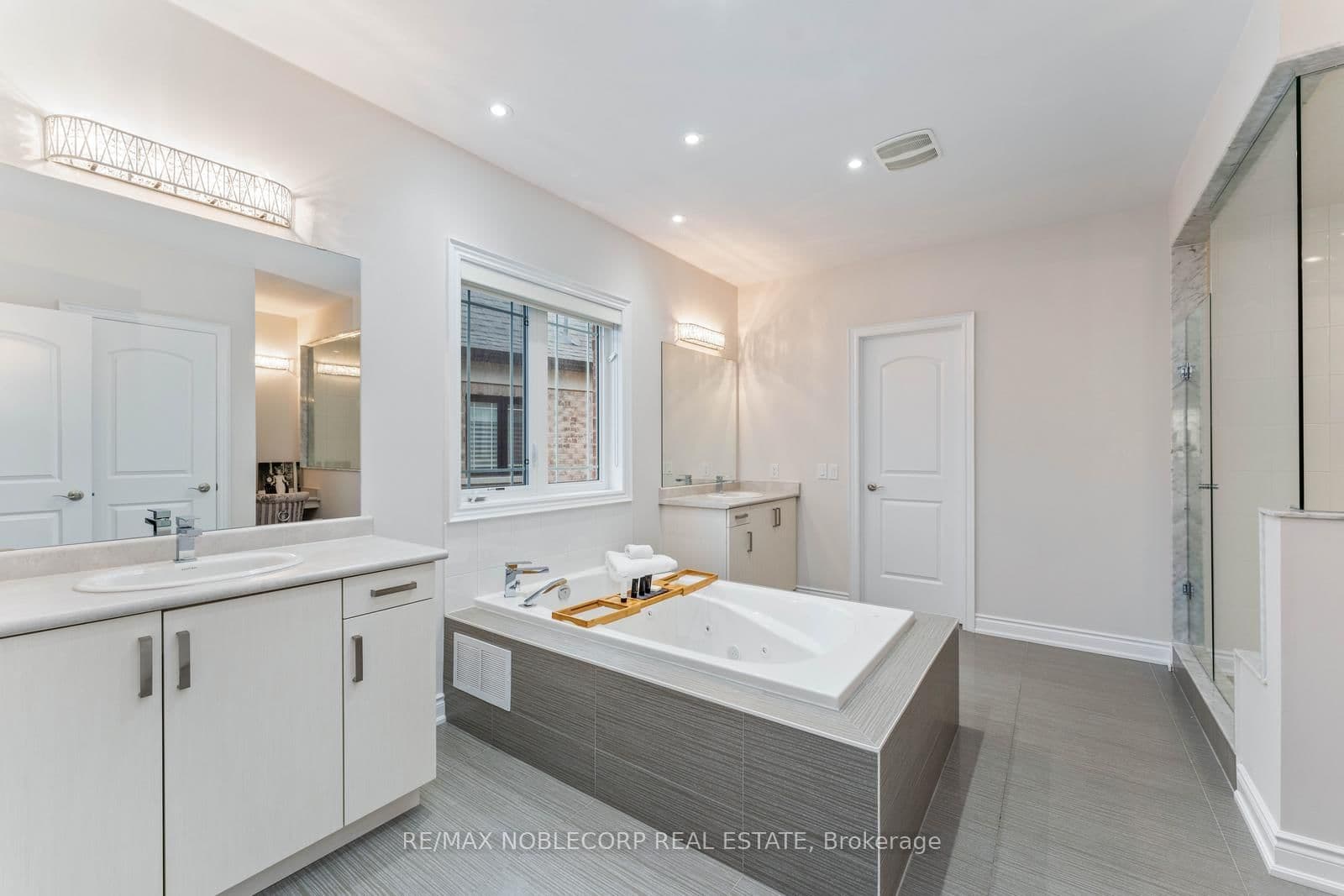 91 Woodgate Pines Drive thumbnail 23