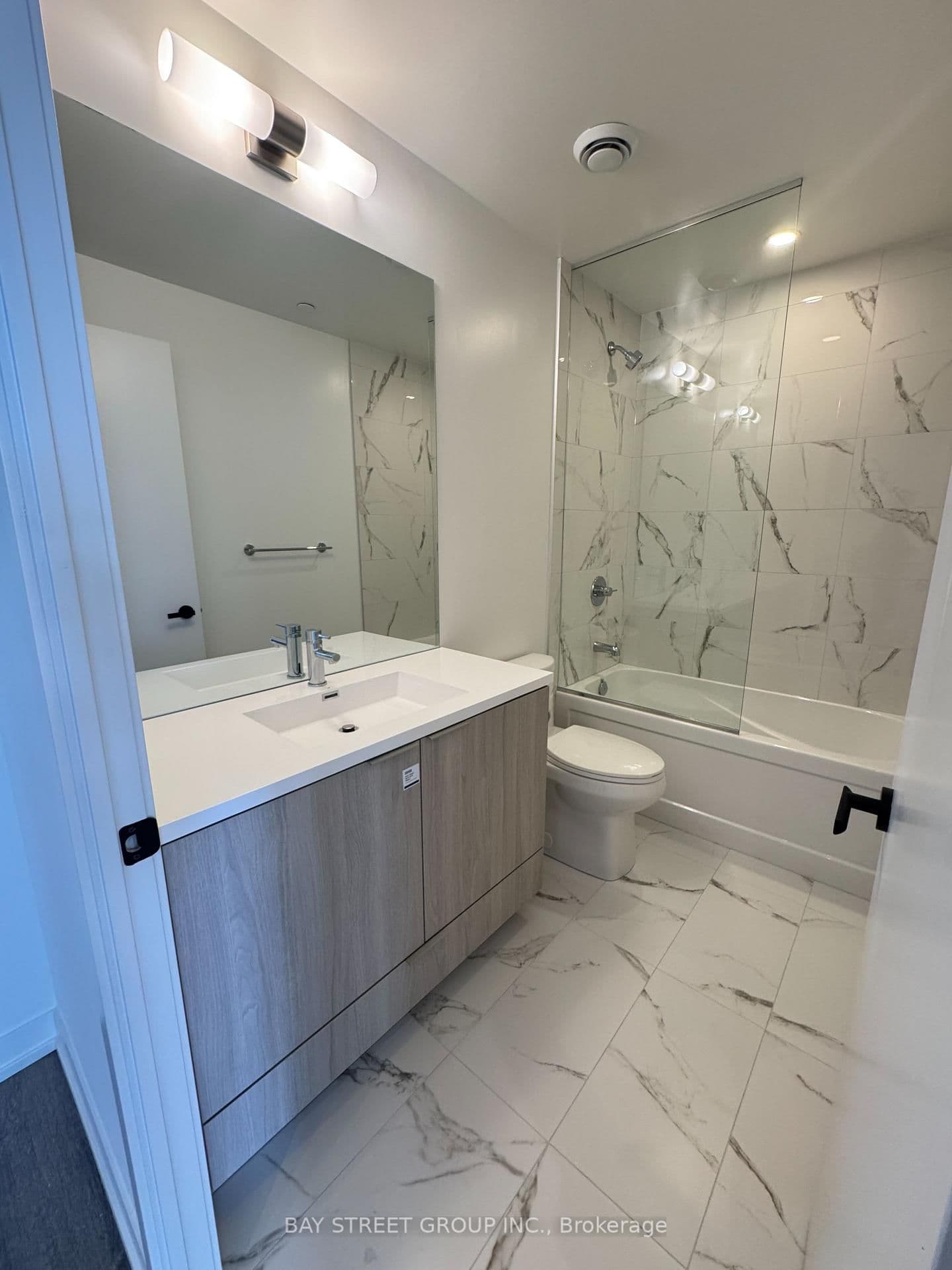 8 Interchange Way, Unit 5510 thumbnail 17