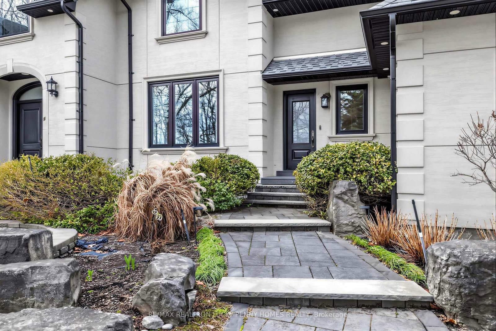 18 Walnut Glen Place thumbnail 3