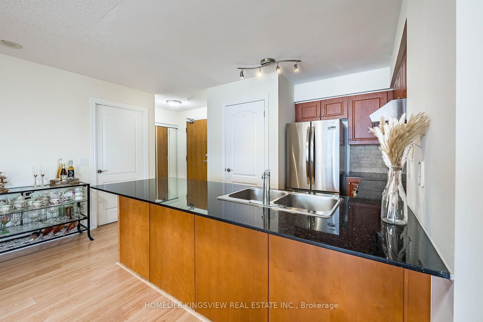 60 Disera Drive, Unit 807 thumbnail 14