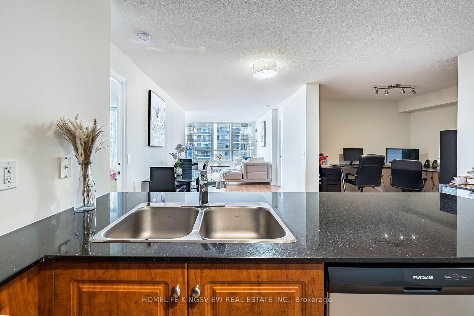 60 Disera Drive, Unit 807 thumbnail 18