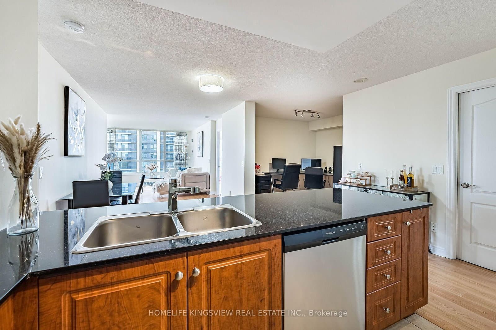 60 Disera Drive, Unit 807 thumbnail 19